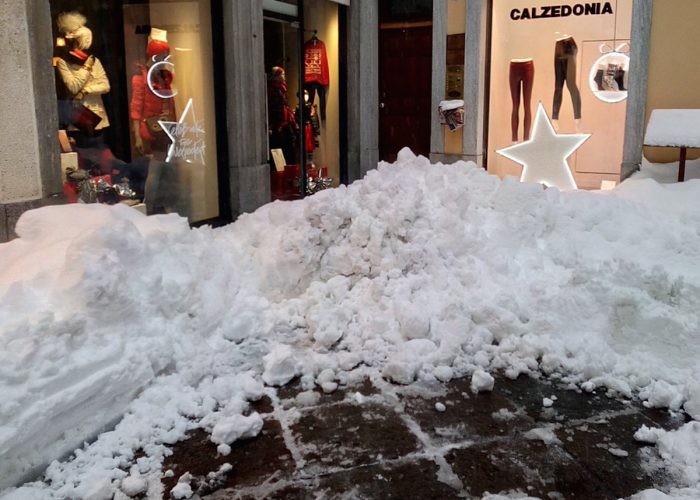 La neve ostruisce l'ingresso ai negozi