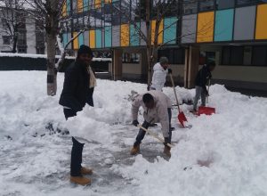 I giovani nigeriani spalano la neve