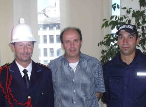 Al centro Elso Gerandin  fra i due addetti di polizia locale di Sarre, Marco Alleyson (sx) e Michel Conte (dx)