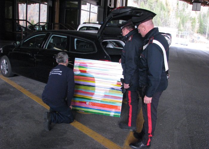 Il dipinto di David Ferreira recuperato dai Carabinieri