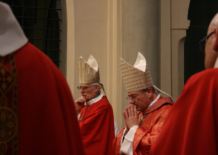 Da sinistra, il vescovo emerito Giuseppe Anfossi e il vescovo Franco Lovignana