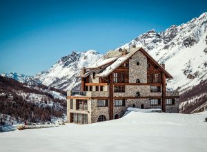 Villa Bacchini, a Cervinia. Oggi è "La Fenice del Monte Cervino"