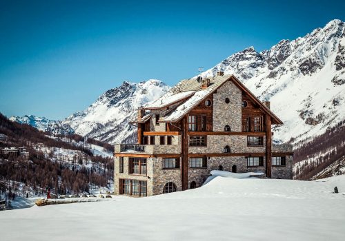 Villa Bacchini, a Cervinia. Oggi è "La Fenice del Monte Cervino"
