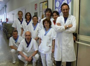 Alcuni dei medici e infermieri dell'unita operativa di ortopedia e traumatologia dell'ospedale