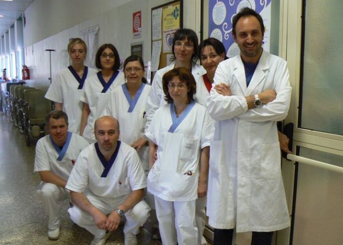 Alcuni dei medici e infermieri dell'unita operativa di ortopedia e traumatologia dell'ospedale