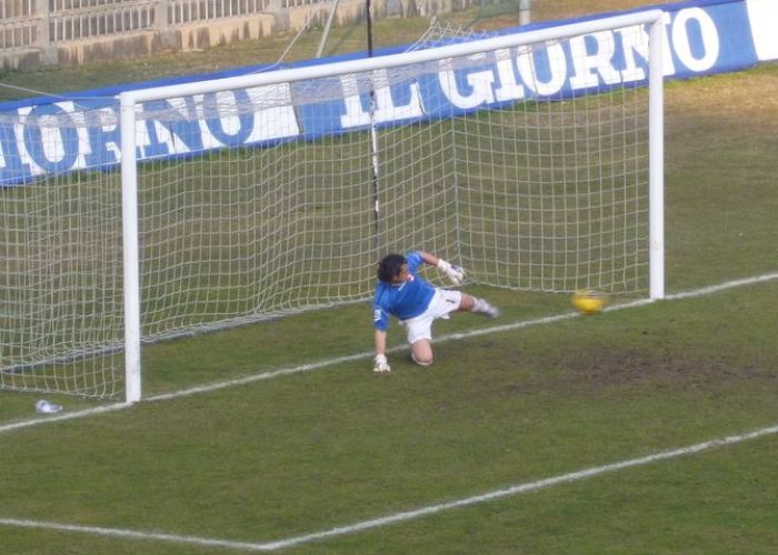 Frattali para il rigore con il piede sinistro (Foto di Raphael Bixhain)