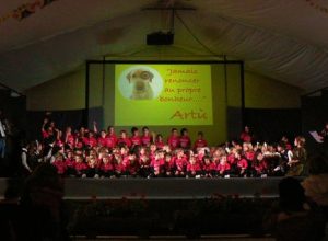 I bambini di La Salle salutano il pubblico dopo lo spettacolo al Concours Cerlogne 2013