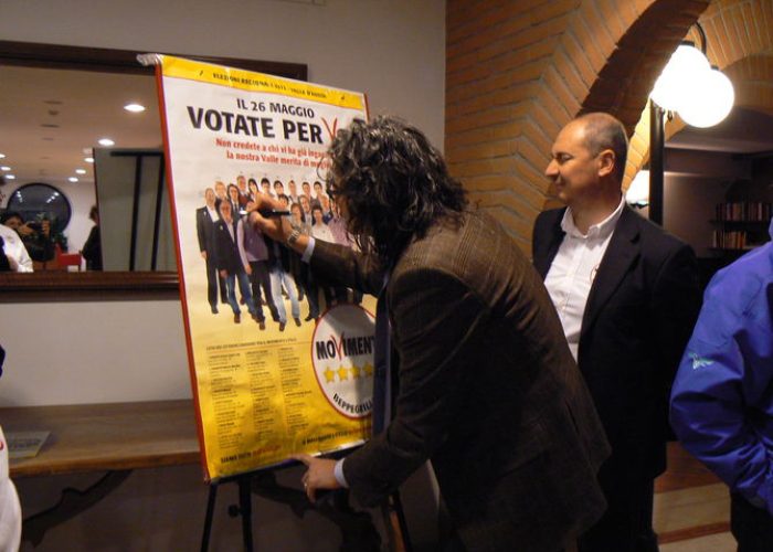 I candidati del Movimento 5 Stelle firmano il manifesto elettorale