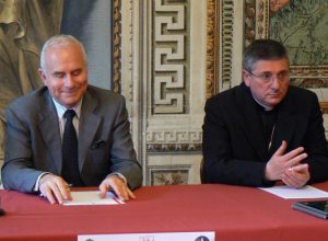 Il direttore di Avvenire Marco Tarquinio e il vescovo di Aosta Franco Lovignana
