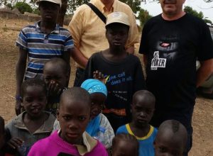 Paolo Contoz e Yves Grange con alcuni bambini in Africa
