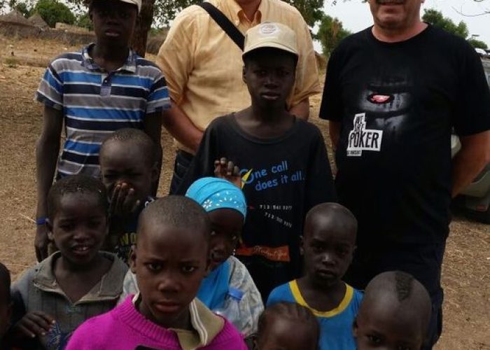 Paolo Contoz e Yves Grange con alcuni bambini in Africa