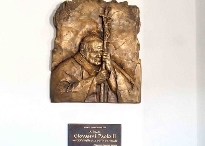 Il bassorilievo dedicato a papa Giovanni Paolo II