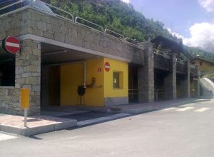 Il parcheggio coperto andato a fuoco tre mesi fa