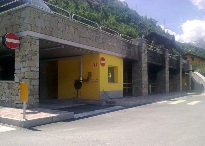 Il parcheggio coperto andato a fuoco tre mesi fa