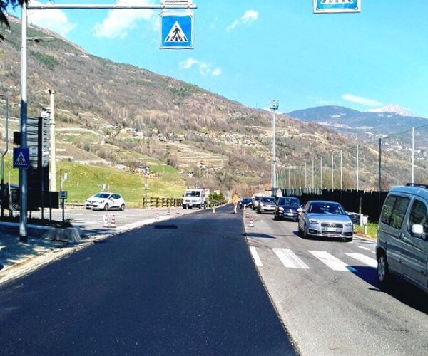 I lavori di risanamento della pavimentazione sulla Statale 26 a Nus