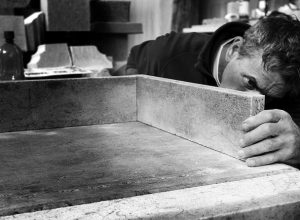 Un artigiano al lavoro - Perino Marmi