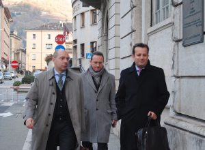 Ego Perron con i suoi avvocati all'arrivo in Tribunale