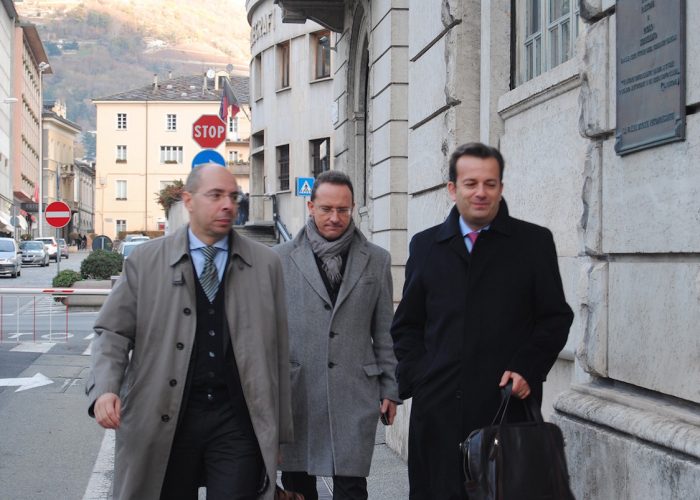 Ego Perron con i suoi avvocati all'arrivo in Tribunale