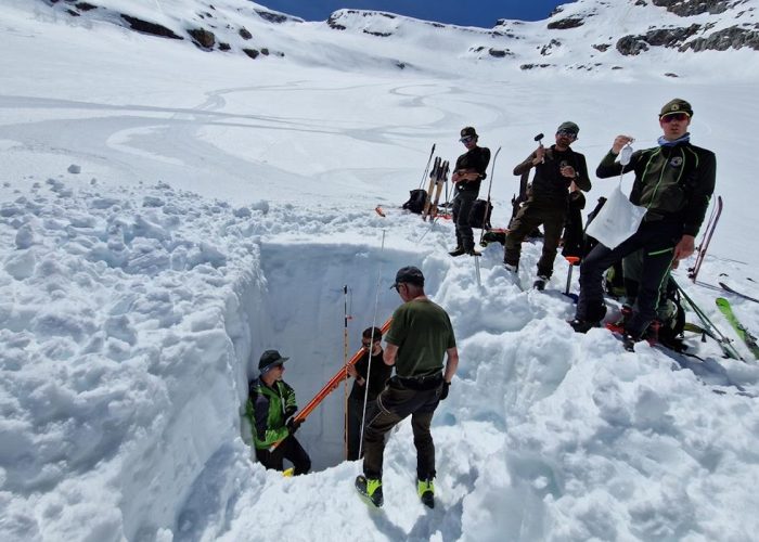 La pesatura della neve nel Parco Nazionale Gran Paradiso - foto Raffaella Miravalle