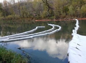 Barriere galleggianti di assorbimento a Brissogne - Foto Arpa