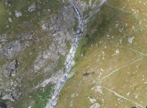 Il luogo del ritrovamento del base jumper morto ieri (foto Polizia cantonale).