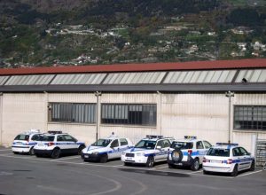I mezzi fermi nel parcheggio dell'officina comunale