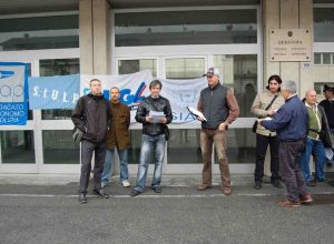 La protesta di fronte alla Questura di Aosta