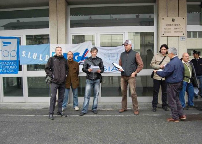 La protesta di fronte alla Questura di Aosta