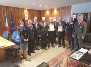 I due soci che hanno ricevuto gli attestati con il questore Spinello e il direttivo Anps di Aosta.