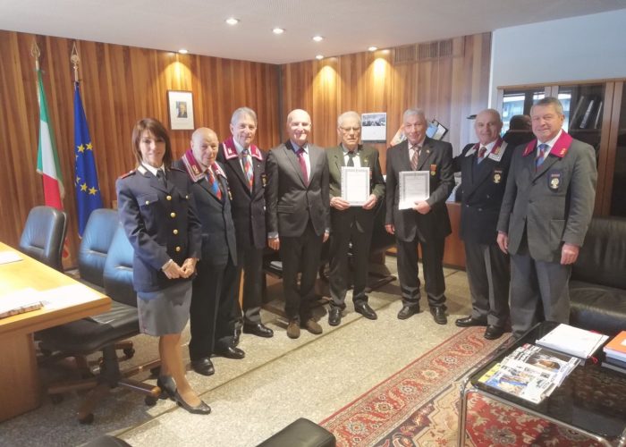 I due soci che hanno ricevuto gli attestati con il questore Spinello e il direttivo Anps di Aosta.