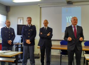 Il questore Spinello (a dx) alla presentazione della nuova app.