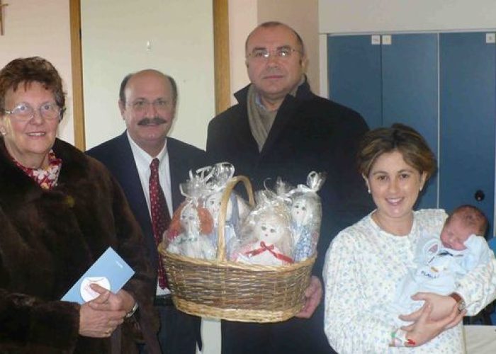 Da sinistra: Ester Bianchi, il Dott. Canizzo (primario del Reparto di Ginecologia ed Ostetricia), Diego Empereur, la mamma di Gabriele con il neonato in braccio