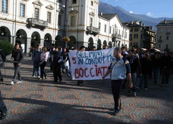 La protesta in piazza Chanouux contro la riforma Gelmini