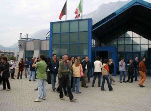 La protesta di fronte ai cancelli dell'azienda