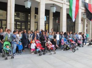 Genitori ed educatori degli asili nido davanti a Palazzo regionale