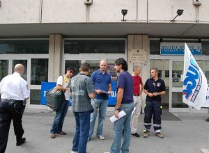 La protesta davanti alla Questura di Aosta