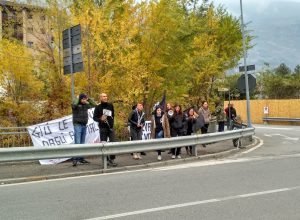 La protesta del "Fronte Animalista" dinanzi alla Croix-Noire.