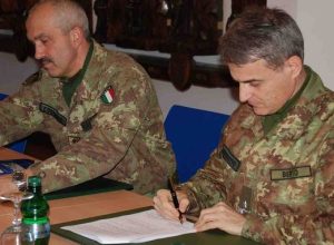 Il Gen. Claudio Berto firma il protocollo