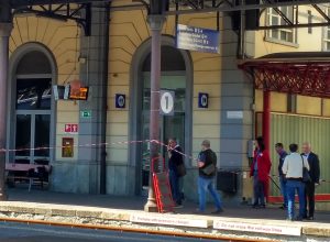 Il questore Spinello in stazione durante l'allarme (a sinistra).