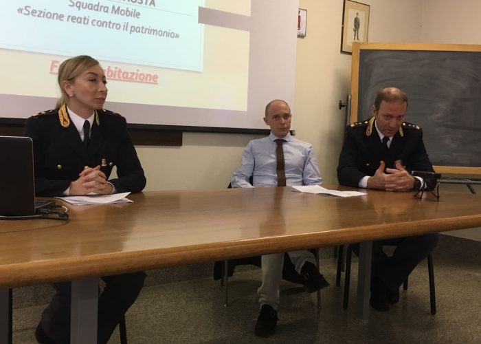 Conferenza stampa topi appartamento