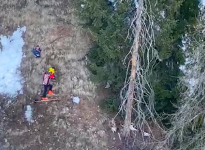 recupero bambini da parte di elisoccorso (Fotogramma video soccorso alpino valdostano)