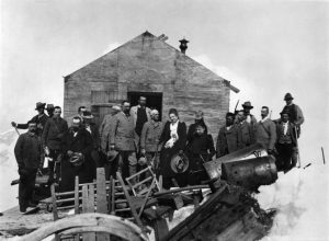 La Regina Margherita e il seguito in visita alla capanna-osservatorio Regina Margherita sulla Punta Gnifetti del Monte Rosa (4559 m)_ph. Vittorio Sella © Fondazione Sella, Biella, 1892