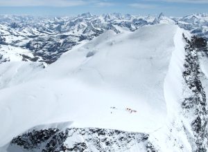 Il campo remoto sul ghiacciaio Corbassière, sul Grand Combin