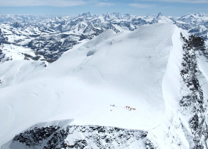 Il campo remoto sul ghiacciaio Corbassière, sul Grand Combin