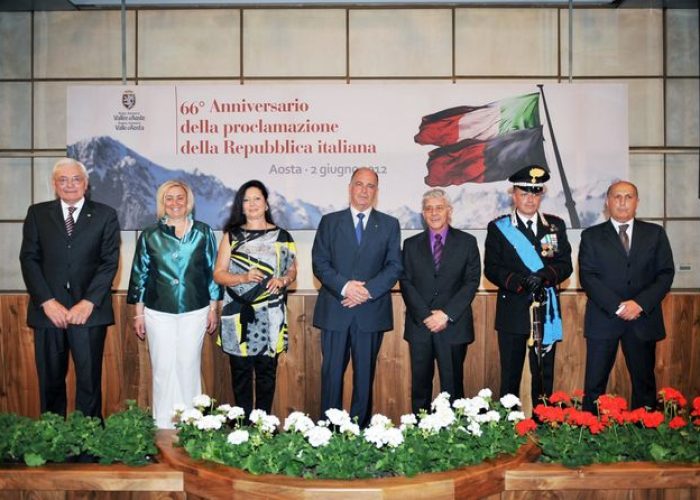 Il Presidente Rollandin con gli insigniti