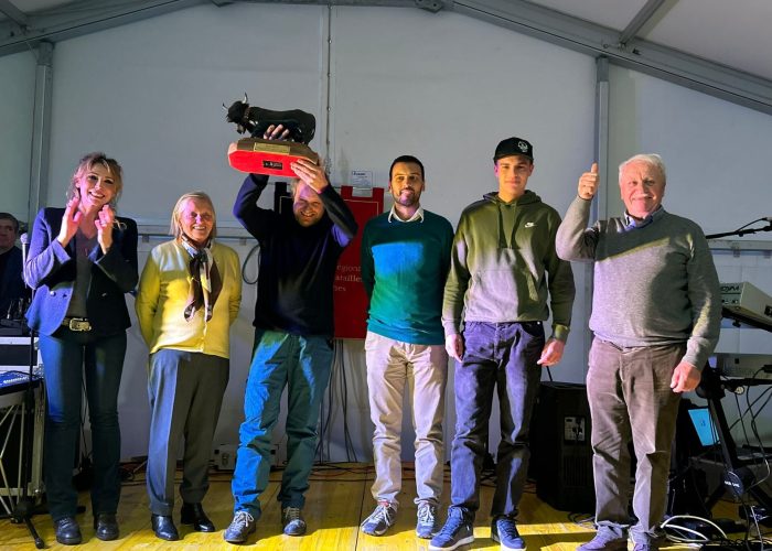 Riccardo Bieller, a destra, immortalato una settimana fa durante la premiazione delle batailles de reines: da sinistra il senatore Nicoletta Spelgatti, la moglie Gabriella Ollier, il figlio Davide Bieller, l’assessore Marco Carrel e il nipote Hervé Bieller