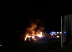 Le auto in fiamme a Quart (fotogramma da Facebook).