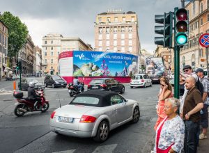 La pubblicità in piazza Barberini a Roma