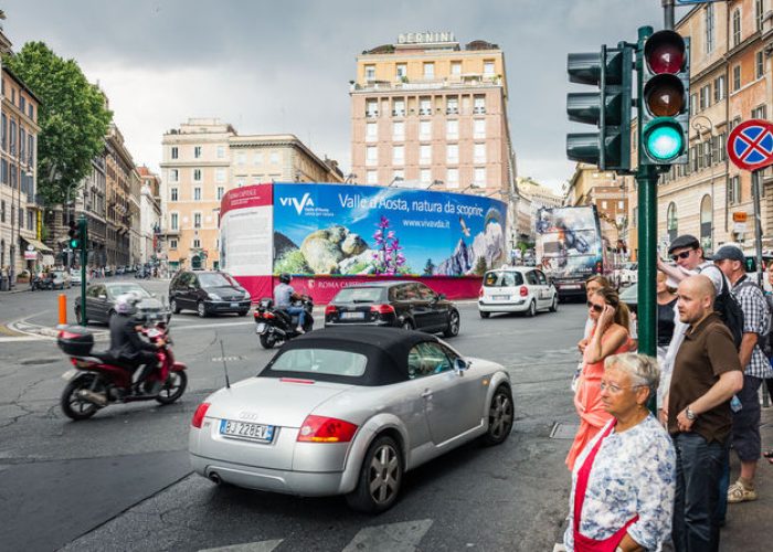 La pubblicità in piazza Barberini a Roma