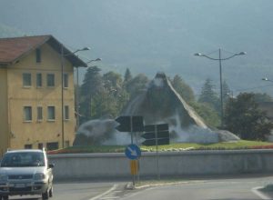 La rotonda del "Cervino" al bivio con la Valtournenche